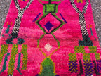 Alfombra Bereber Azilal "Rosa Neón & Marruecos Pop" – Tejida a Mano en Lana