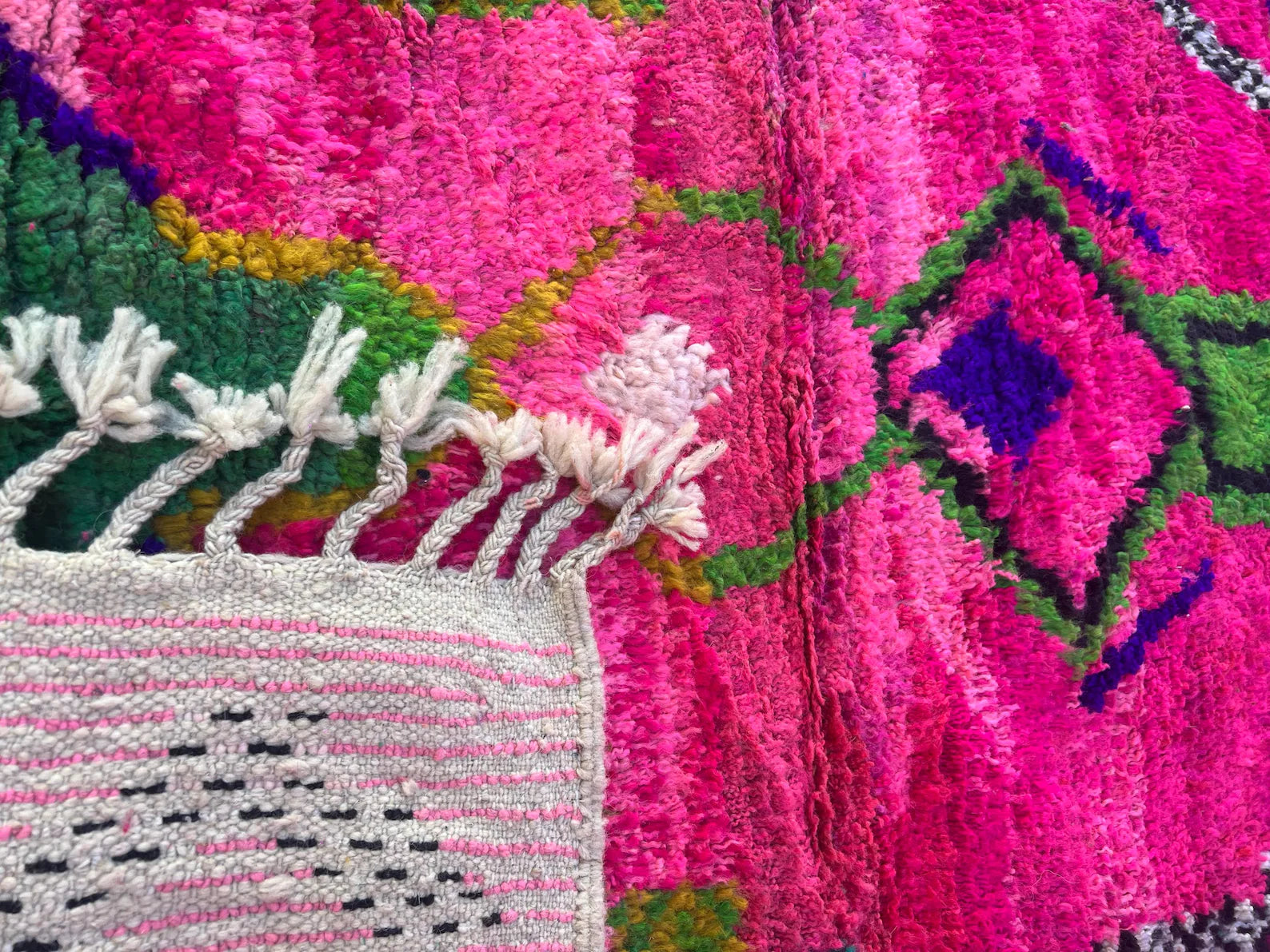 Alfombra Bereber Azilal "Rosa Neón & Marruecos Pop" – Tejida a Mano en Lana