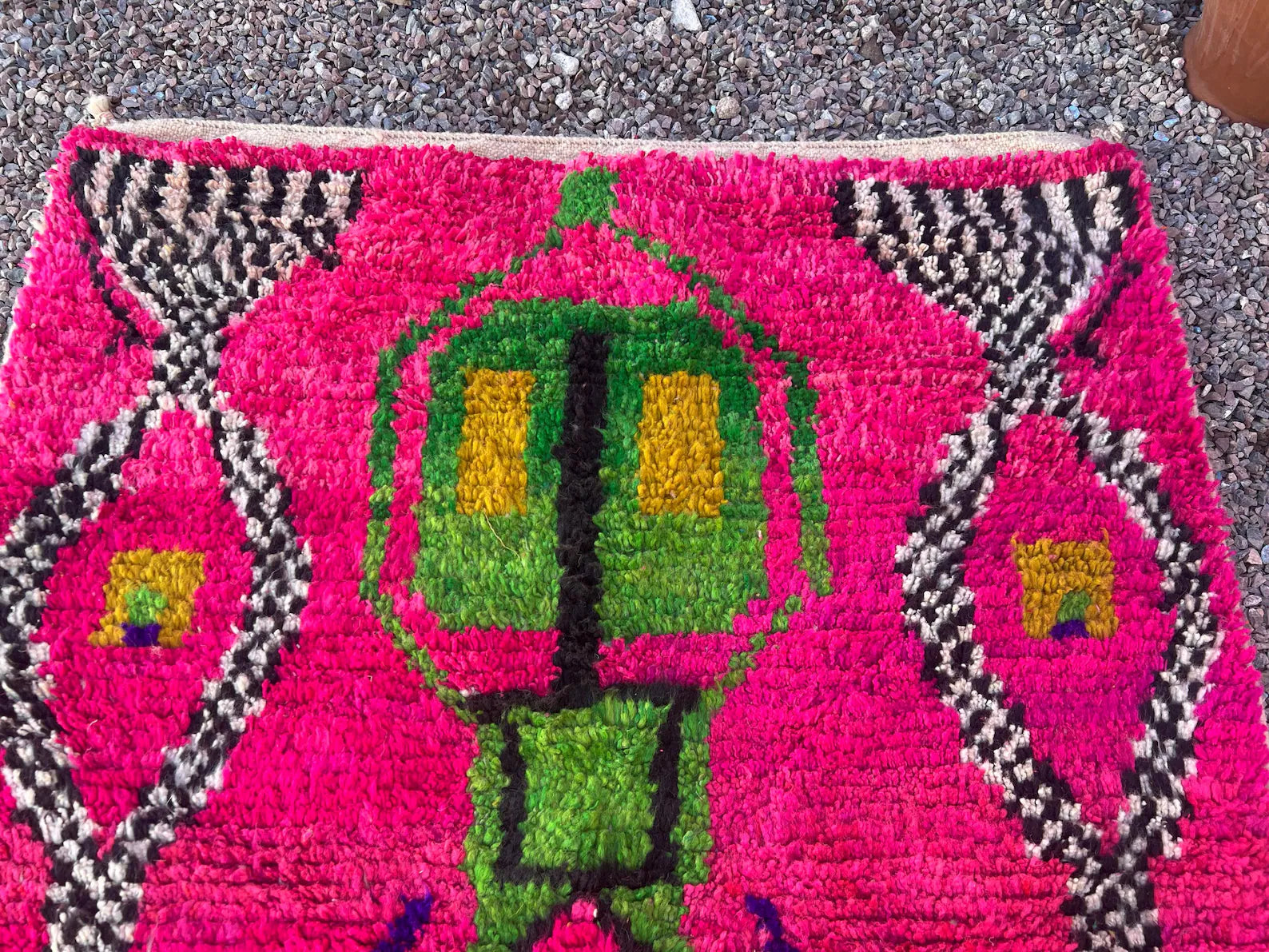 Alfombra Bereber Azilal "Rosa Neón & Marruecos Pop" – Tejida a Mano en Lana