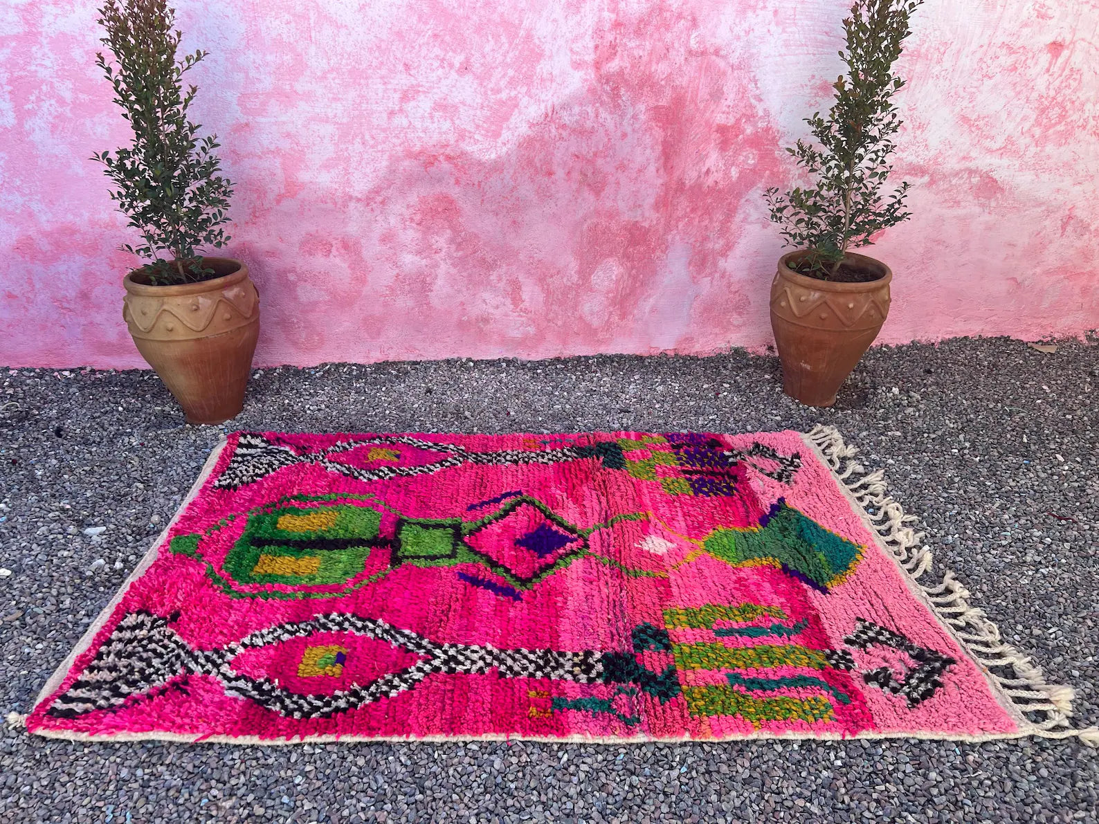 Alfombra Bereber Azilal "Rosa Neón & Marruecos Pop" – Tejida a Mano en Lana