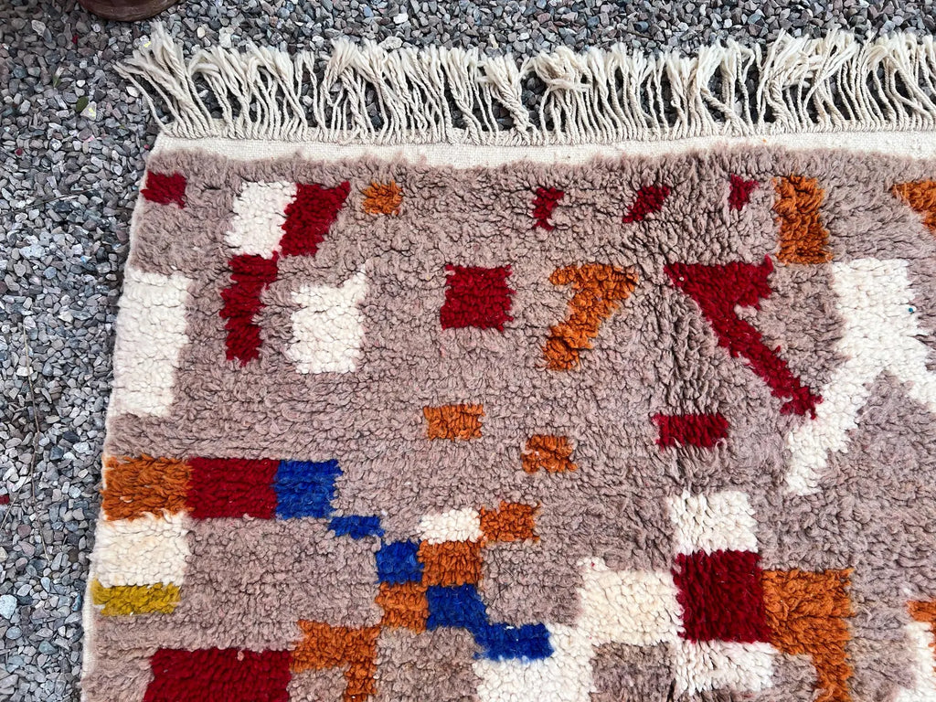 Alfombra Bereber Azilal "Relatos del Atlas" – Tonos Tierra y Geometría Ancestral