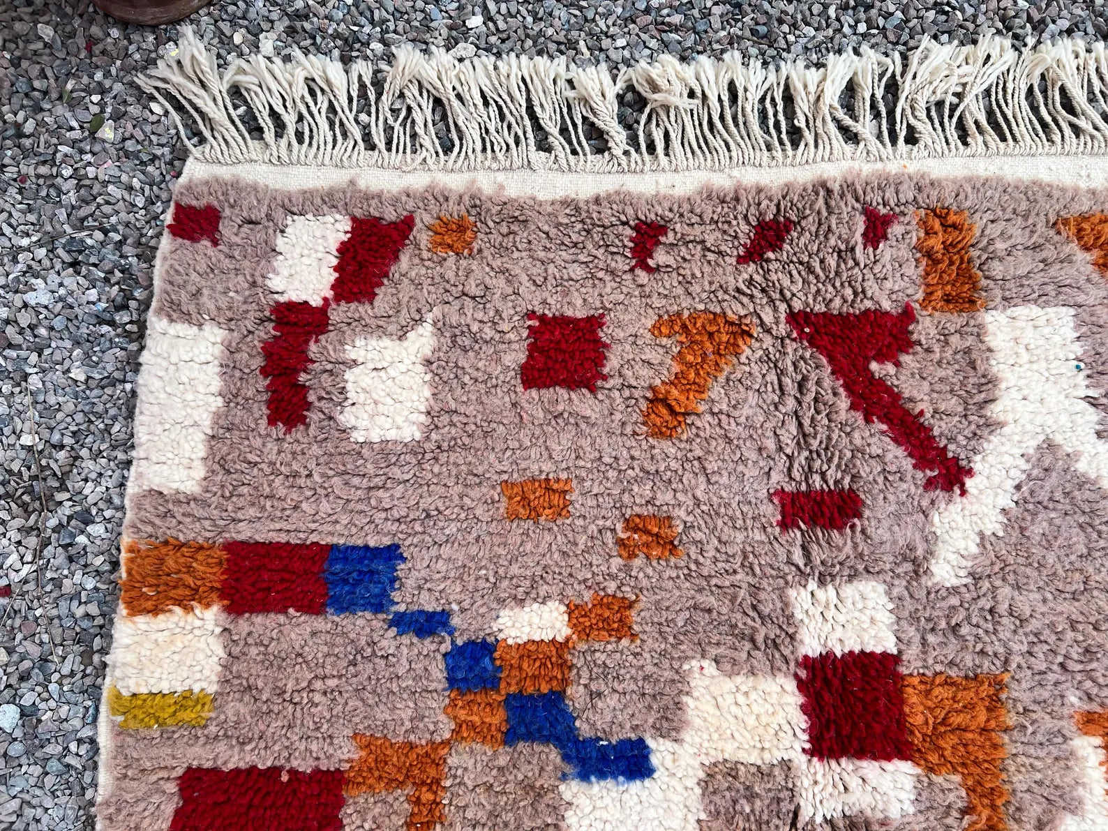 Alfombra Bereber Azilal "Relatos del Atlas" – Tonos Tierra y Geometría Ancestral