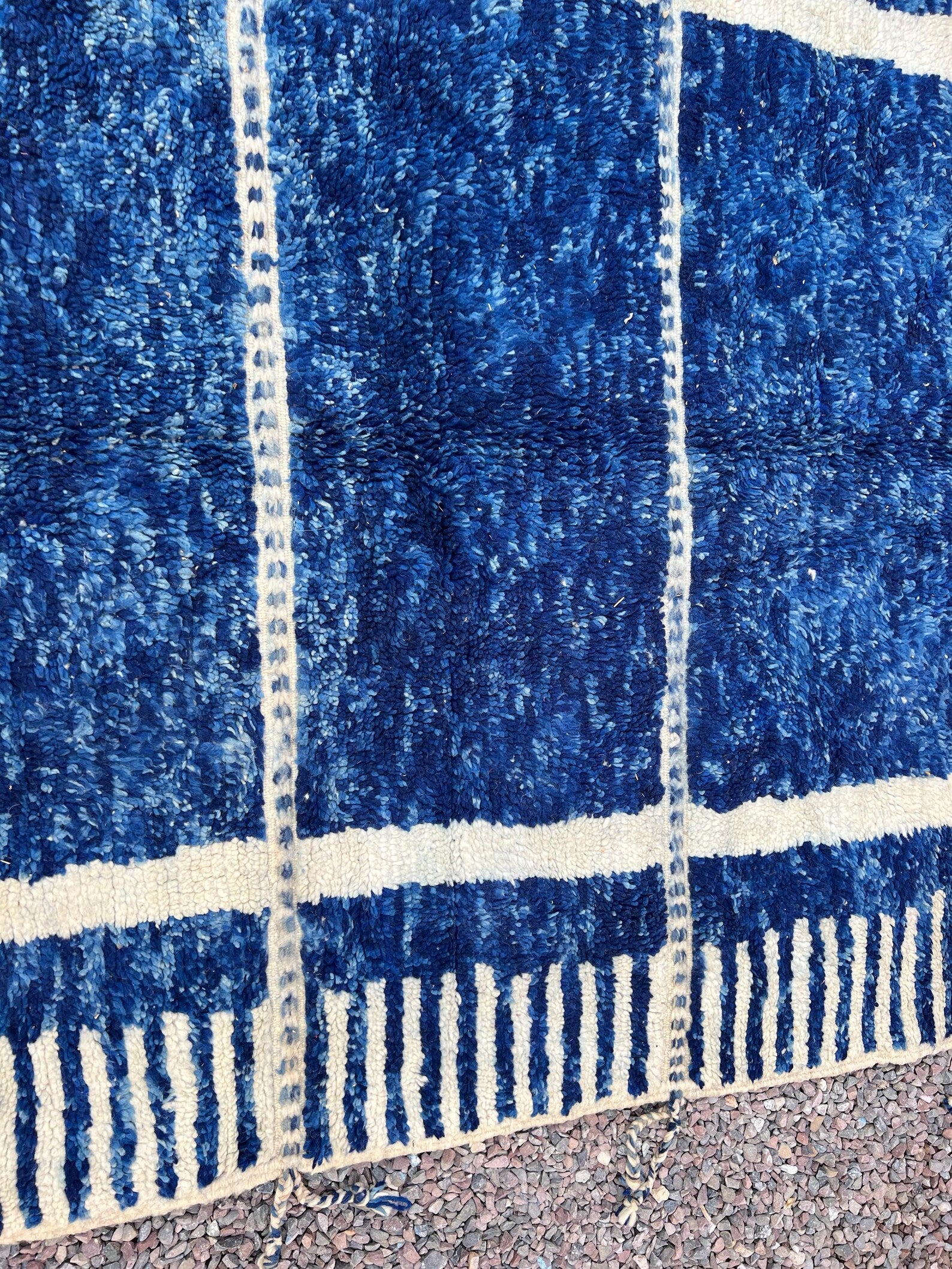 Alfombra Bereber "Noche en el Desierto" – Azul Índigo con Cenefa de Peldaños