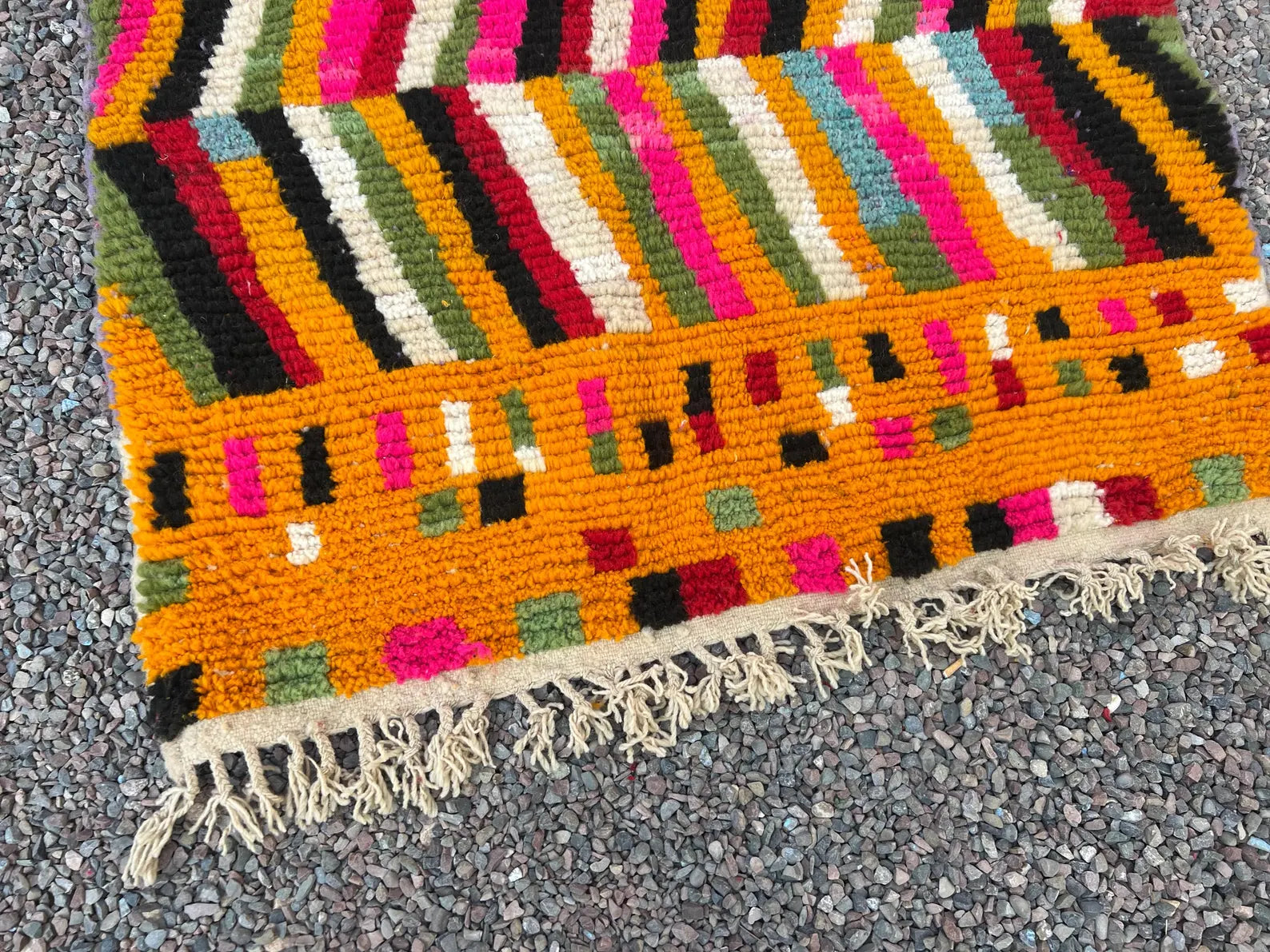 Alfombra Bereber "Caminos del Atlas" – Diseño Asimétrico con Simbología en Ocre y Azul