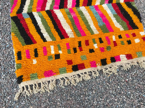 Alfombra Bereber "Caminos del Atlas" – Diseño Asimétrico con Simbología en Ocre y Azul