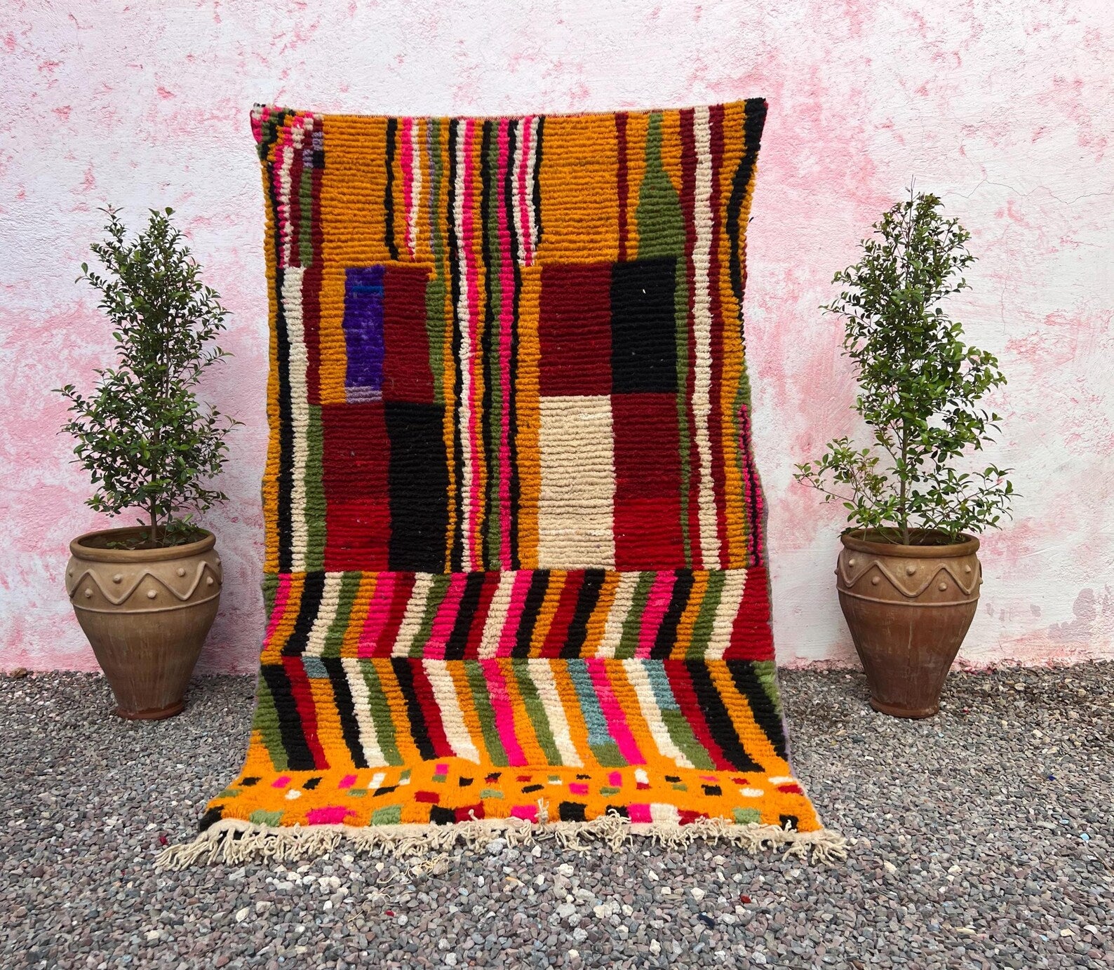 Alfombra Bereber "Caminos del Atlas" – Diseño Asimétrico con Simbología en Ocre y Azul