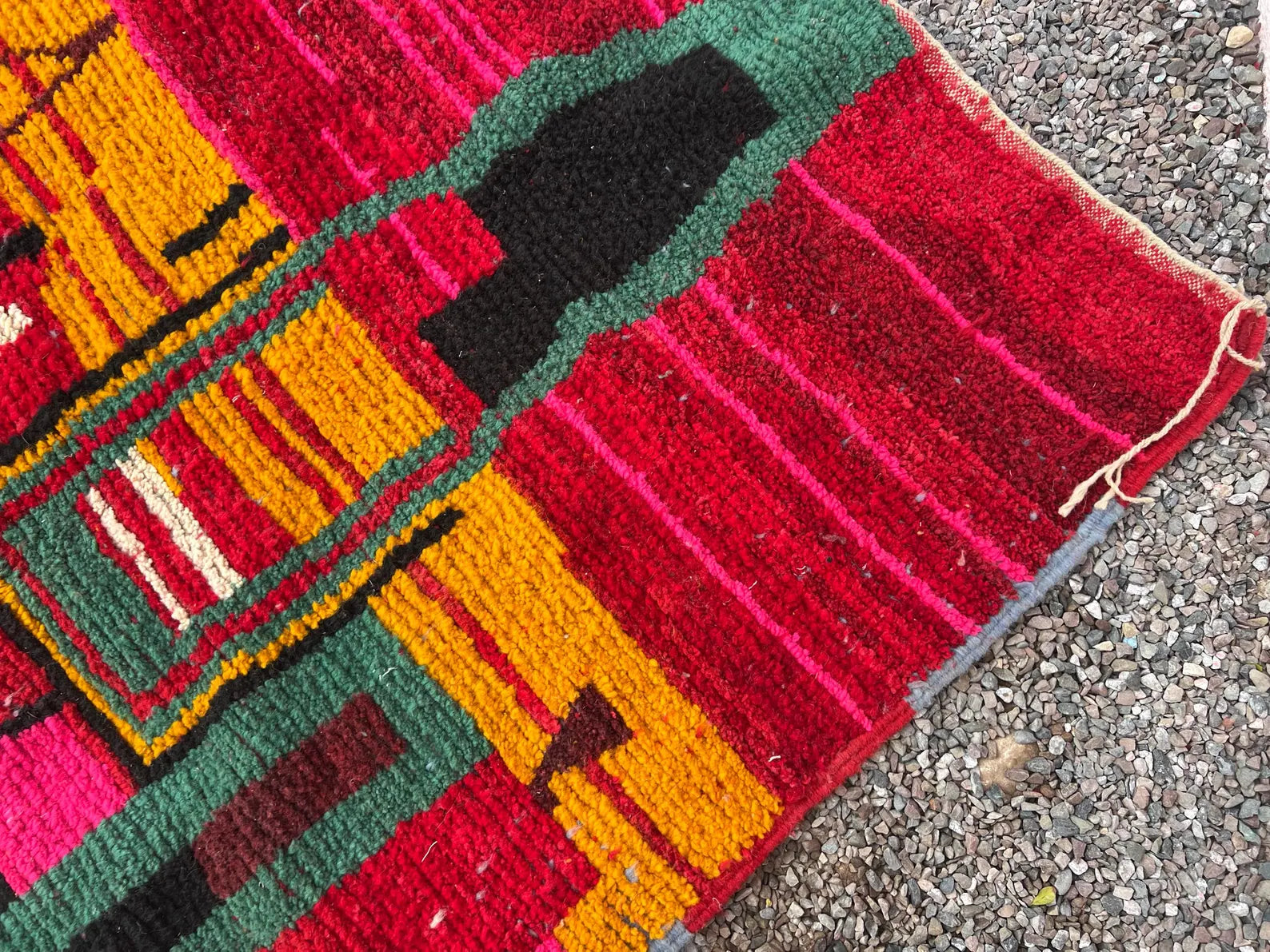 Alfombra Bereber "Fuego del Atlas" – Composición Totémica en Rojo Carmín y Verde Bosque