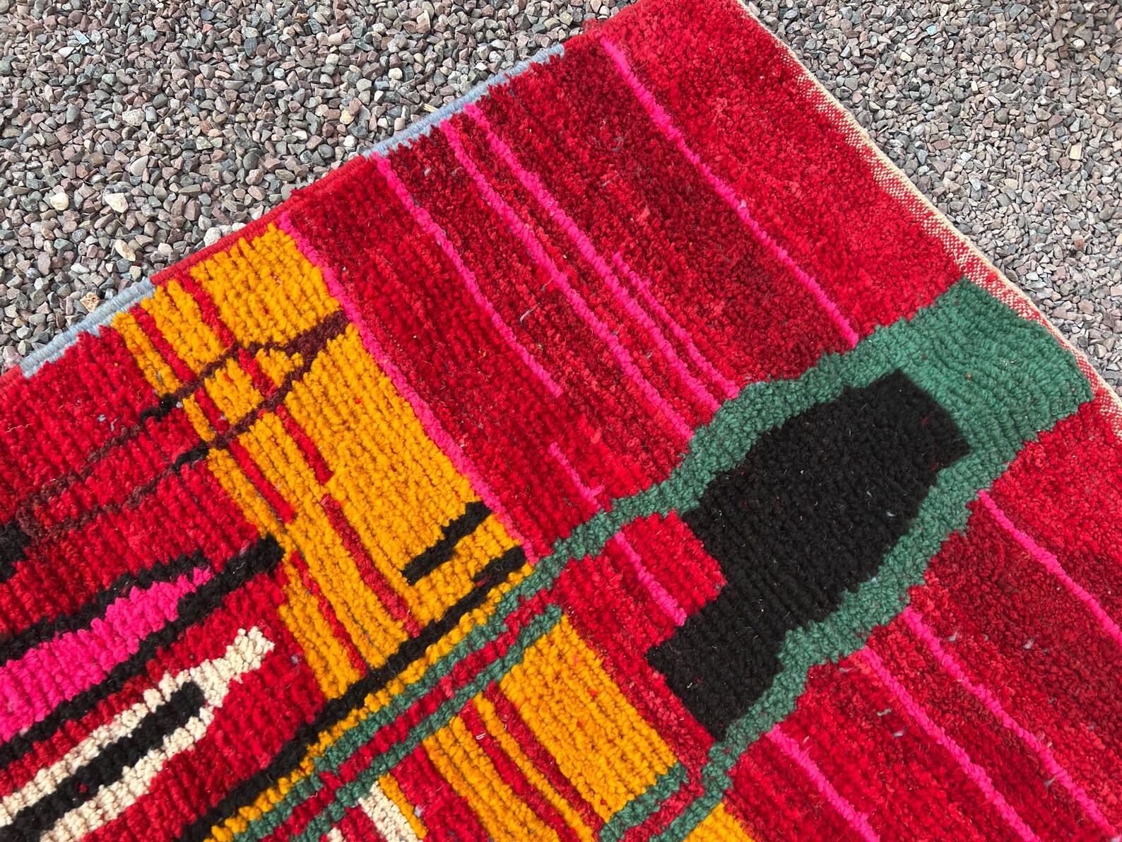 Alfombra Bereber "Fuego del Atlas" – Composición Totémica en Rojo Carmín y Verde Bosque