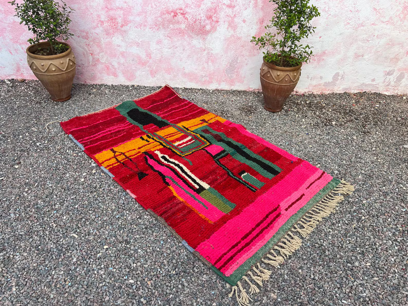 Alfombra Bereber "Fuego del Atlas" – Composición Totémica en Rojo Carmín y Verde Bosque