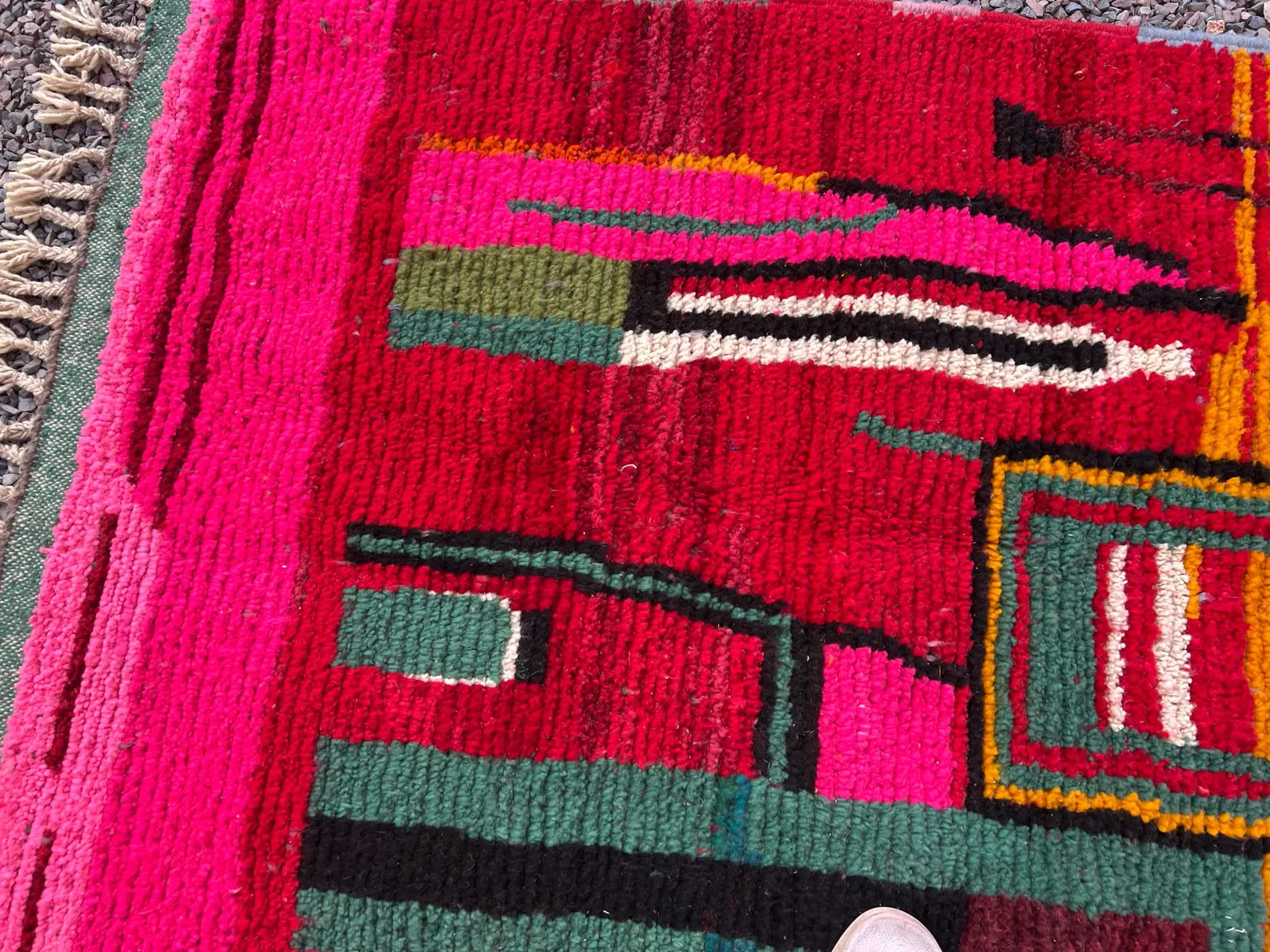 Alfombra Bereber "Fuego del Atlas" – Composición Totémica en Rojo Carmín y Verde Bosque