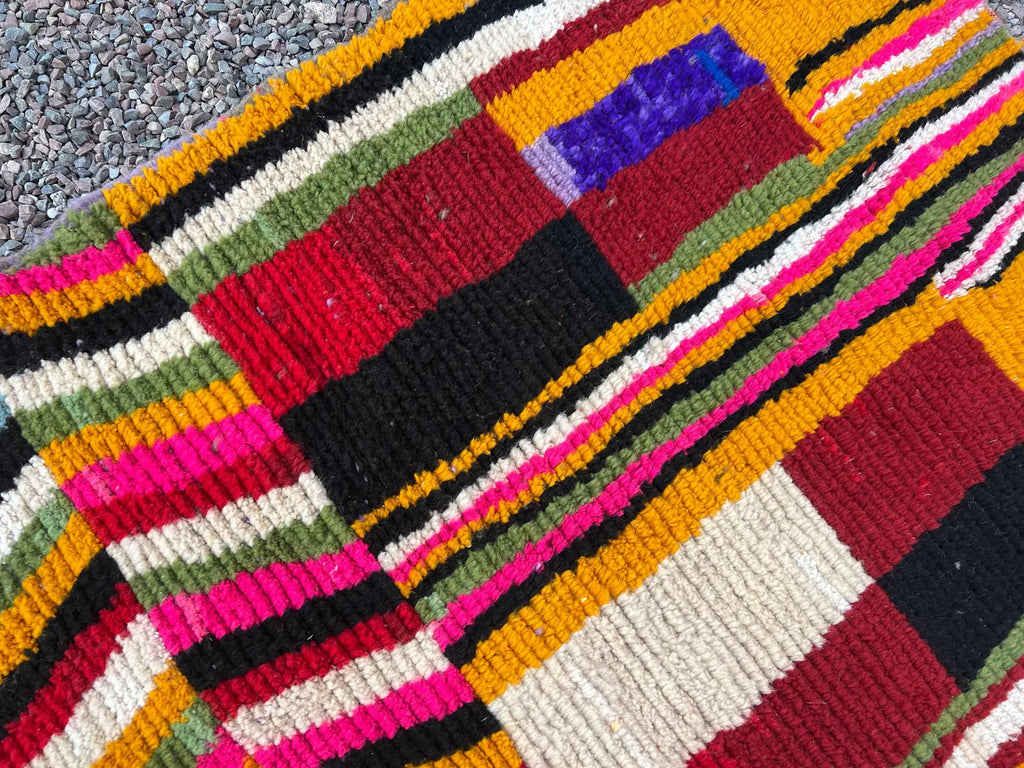 Alfombra Bereber "Caminos del Atlas" – Diseño Asimétrico con Simbología en Ocre y Azul