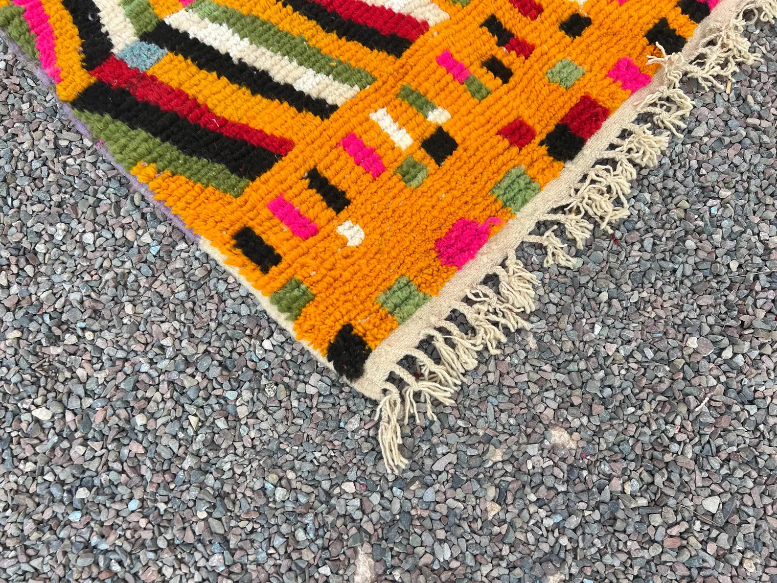 Alfombra Bereber "Caminos del Atlas" – Diseño Asimétrico con Simbología en Ocre y Azul