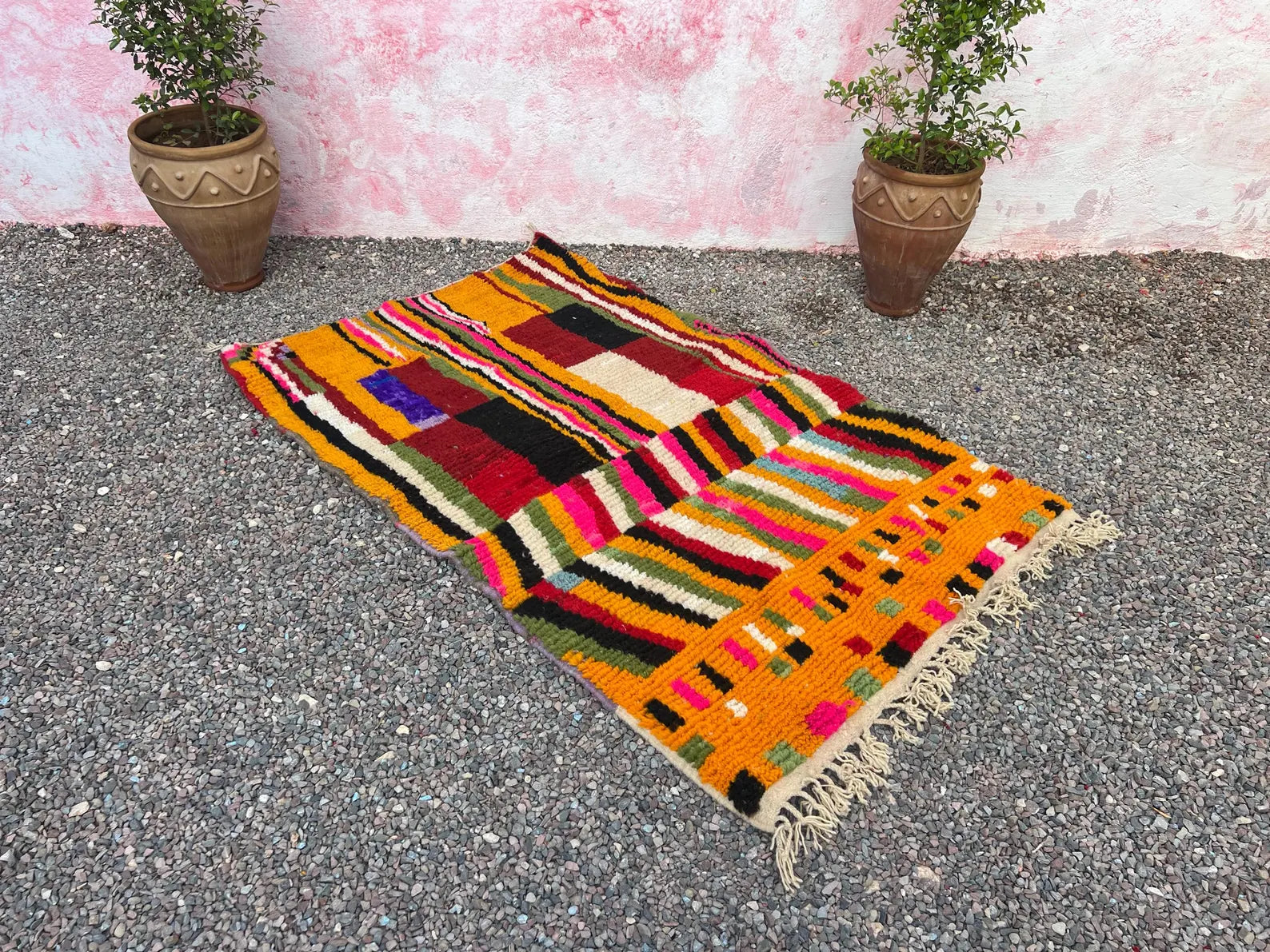 Alfombra Bereber "Caminos del Atlas" – Diseño Asimétrico con Simbología en Ocre y Azul