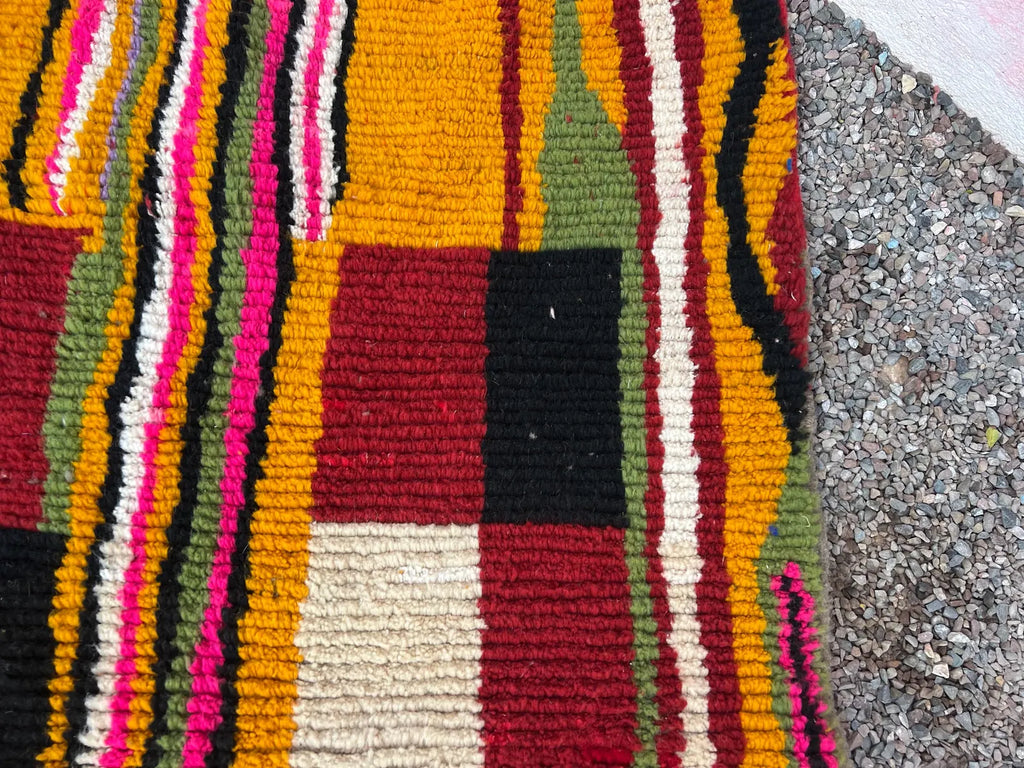 Alfombra Bereber "Caminos del Atlas" – Diseño Asimétrico con Simbología en Ocre y Azul