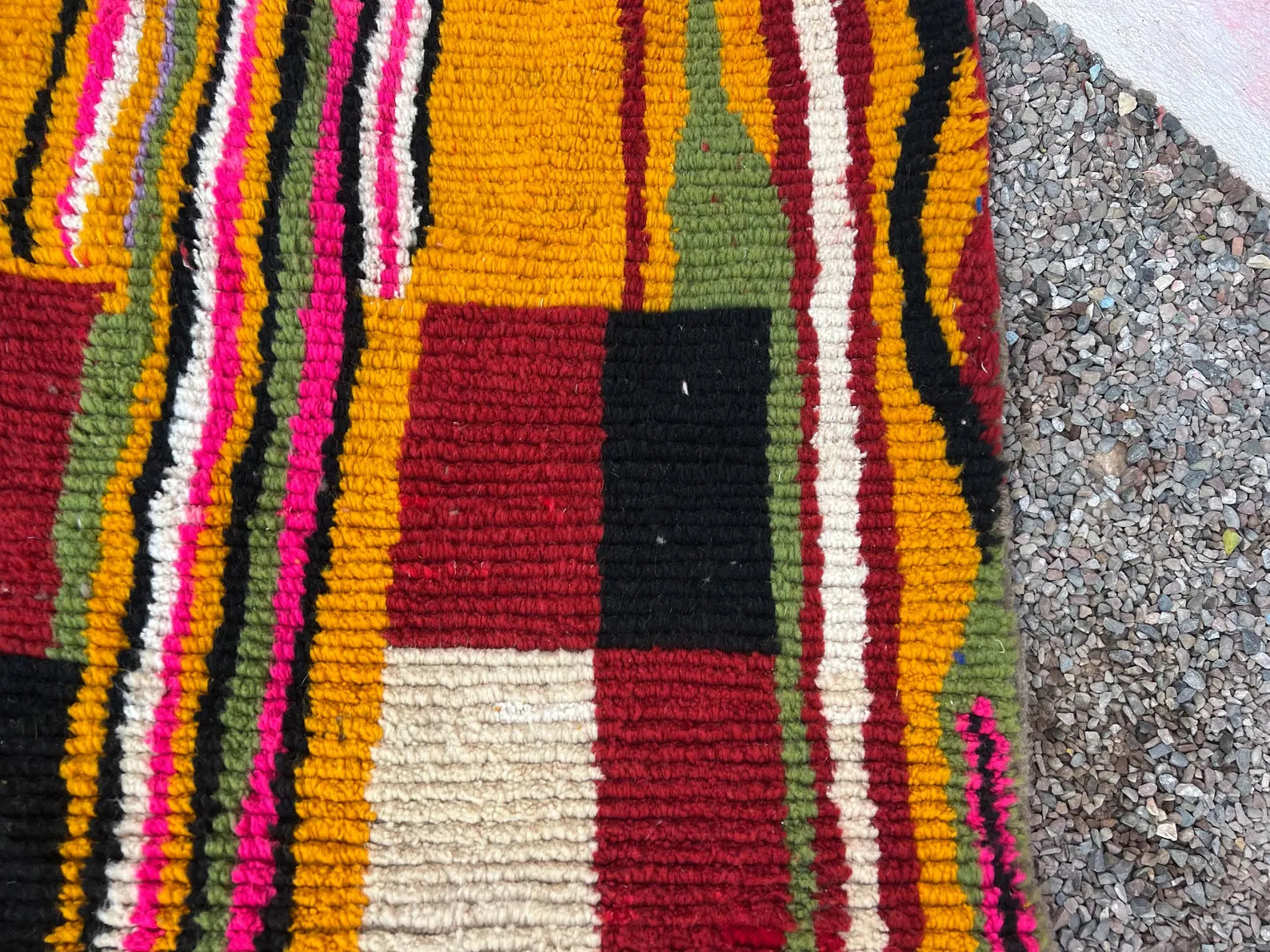 Alfombra Bereber "Caminos del Atlas" – Diseño Asimétrico con Simbología en Ocre y Azul