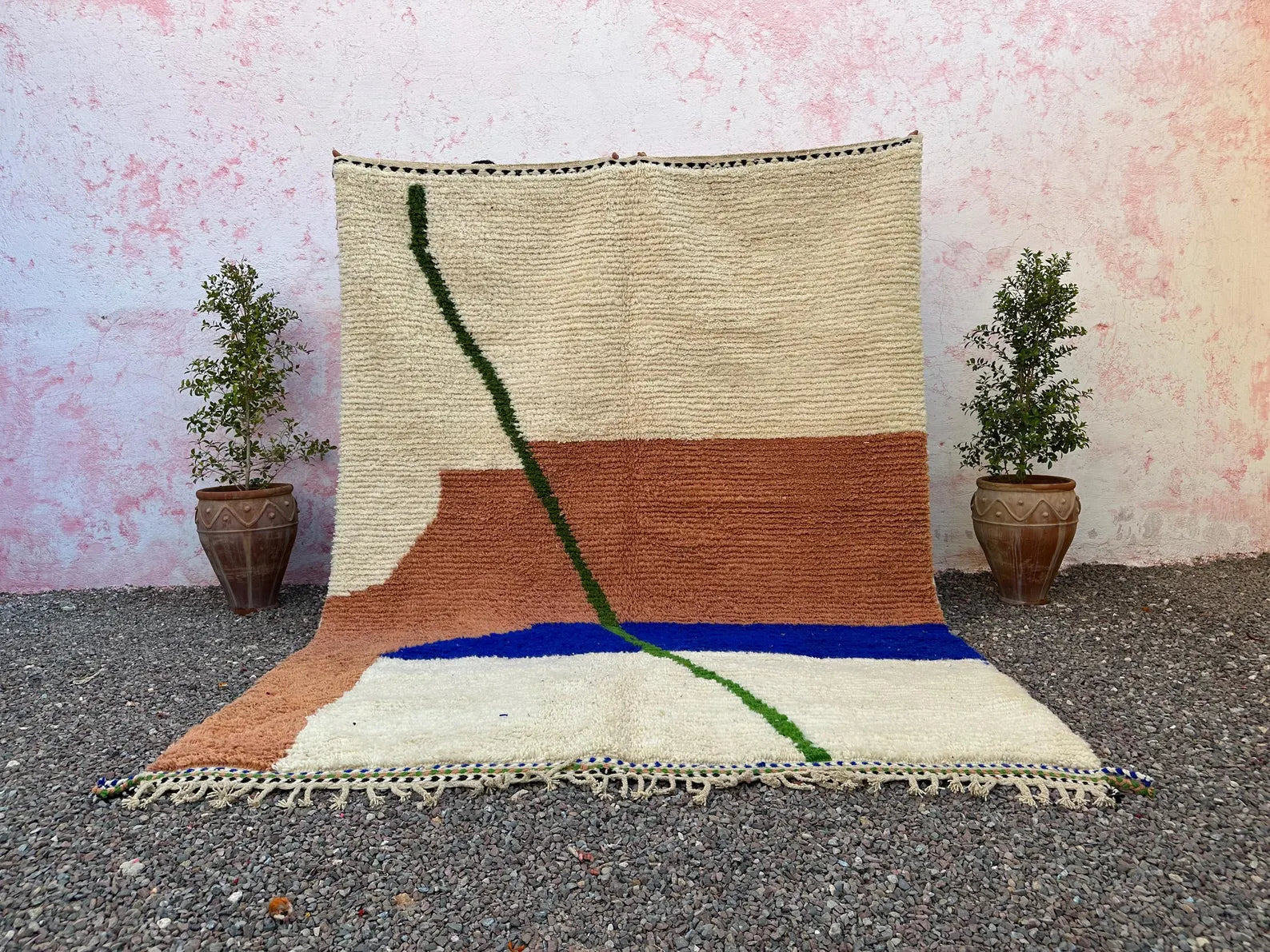 Alfombra Bereber "Horizonte y Senda" – Diseño Minimalista en Lana Natural y Azul Cobalto