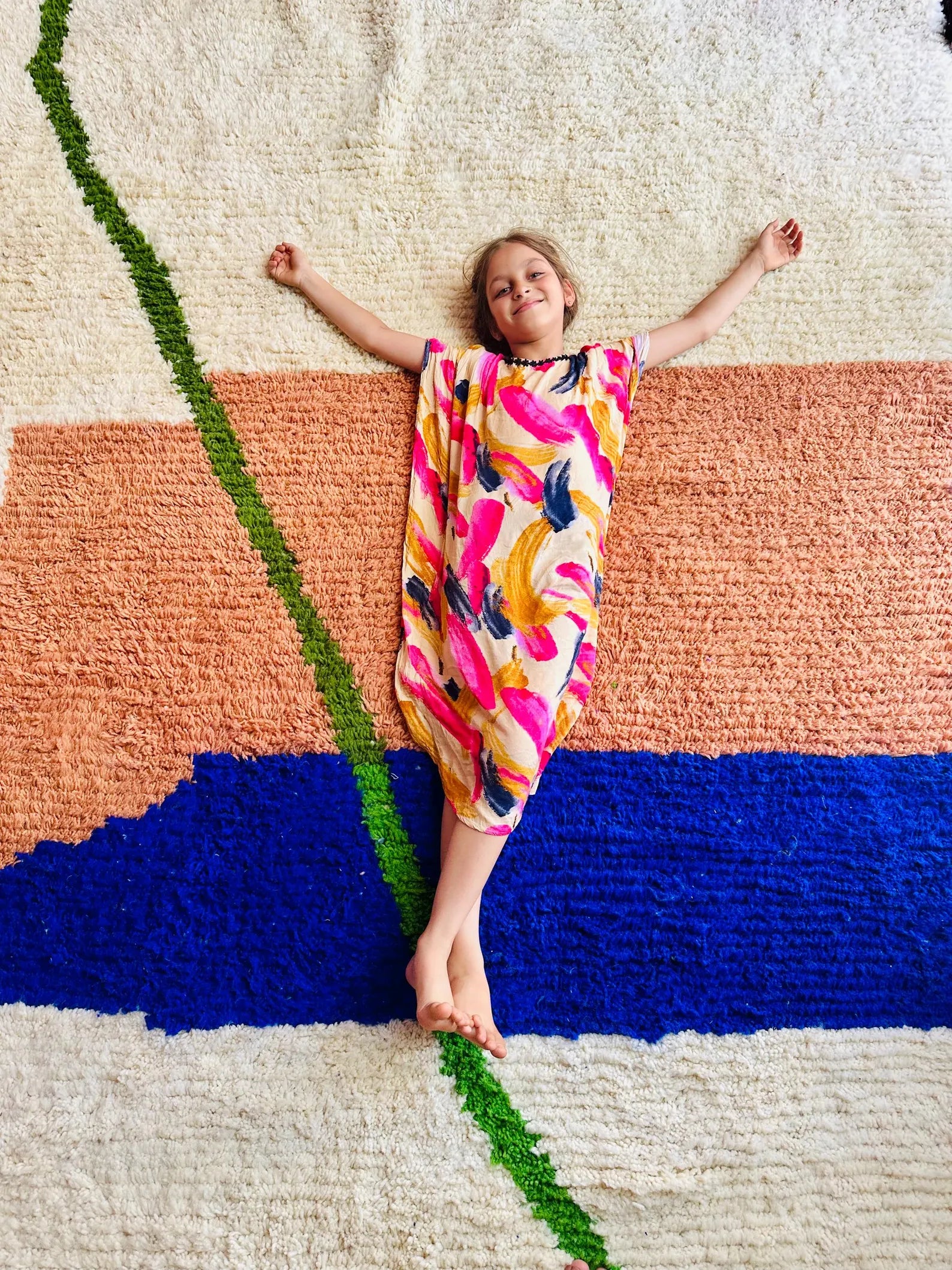 Alfombra Bereber "Horizonte y Senda" – Diseño Minimalista en Lana Natural y Azul Cobalto