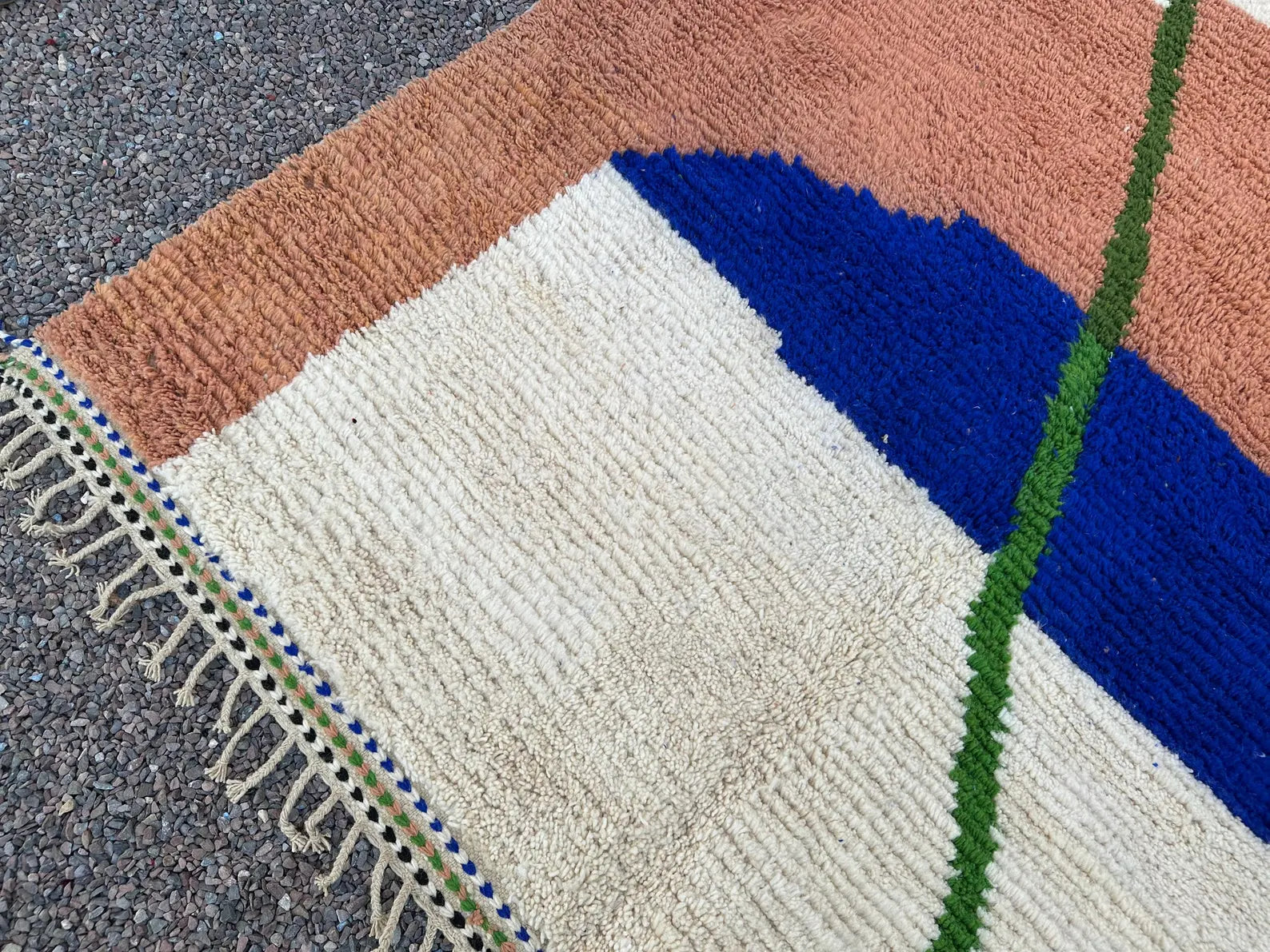Alfombra Bereber "Horizonte y Senda" – Diseño Minimalista en Lana Natural y Azul Cobalto