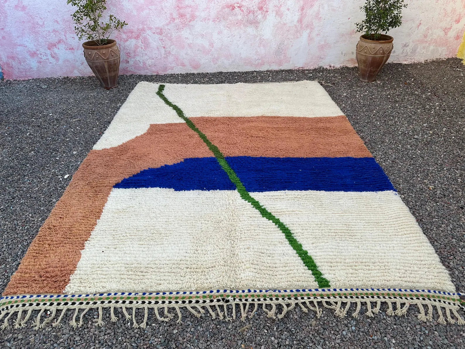 Alfombra Bereber "Horizonte y Senda" – Diseño Minimalista en Lana Natural y Azul Cobalto