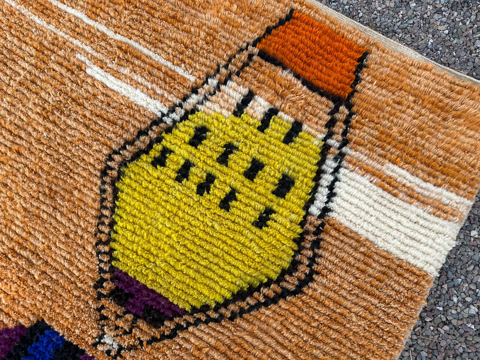 Alfombra Bereber "Oasis de Poniente" – Lana Ocre y Púrpura con Simbolismo Ancestral