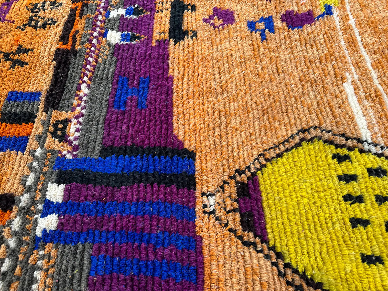 Alfombra Bereber "Oasis de Poniente" – Lana Ocre y Púrpura con Simbolismo Ancestral