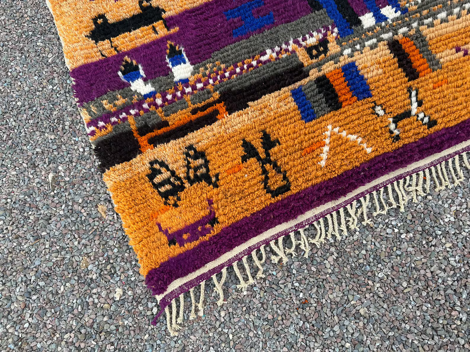 Alfombra Bereber "Oasis de Poniente" – Lana Ocre y Púrpura con Simbolismo Ancestral