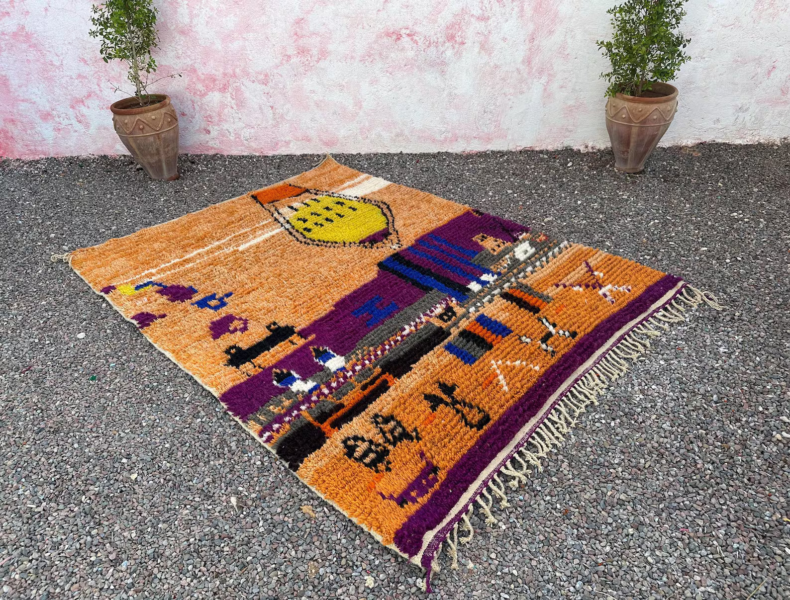 Alfombra Bereber "Oasis de Poniente" – Lana Ocre y Púrpura con Simbolismo Ancestral