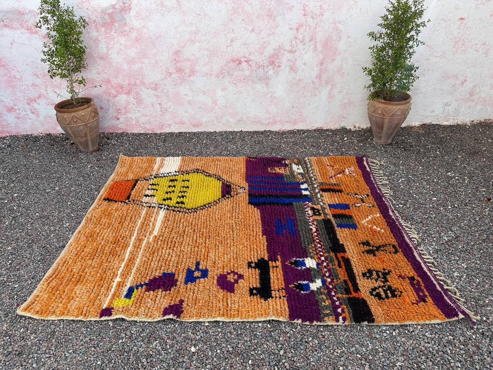 Alfombra Bereber "Oasis de Poniente" – Lana Ocre y Púrpura con Simbolismo Ancestral