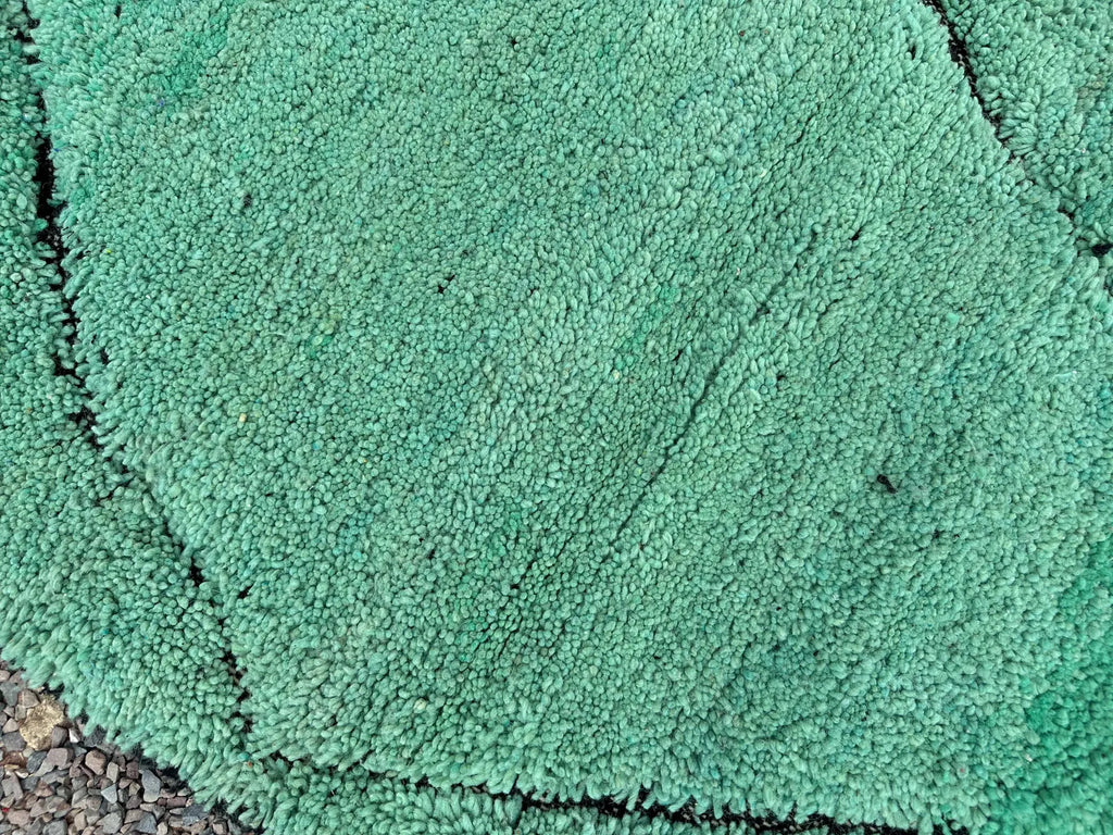 Alfombra Bereber "Oasis de Jade" – Lana Esmeralda con Enrejado de Diamantes Negros