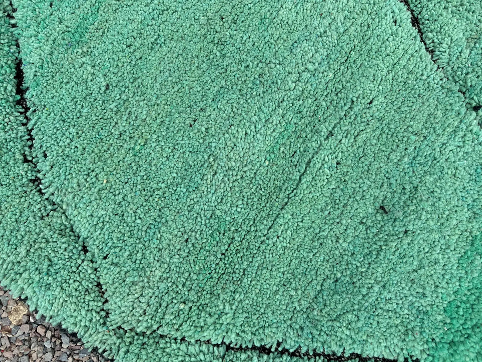 Alfombra Bereber "Oasis de Jade" – Lana Esmeralda con Enrejado de Diamantes Negros