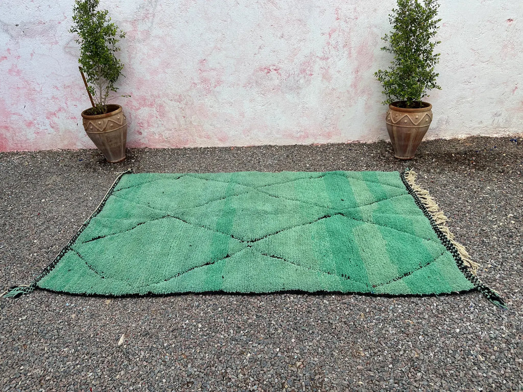 Alfombra Bereber "Oasis de Jade" – Lana Esmeralda con Enrejado de Diamantes Negros