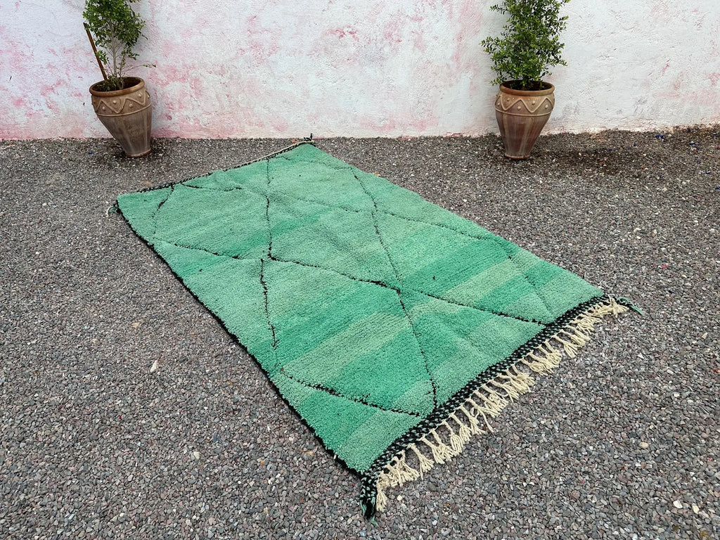Alfombra Bereber "Oasis de Jade" – Lana Esmeralda con Enrejado de Diamantes Negros