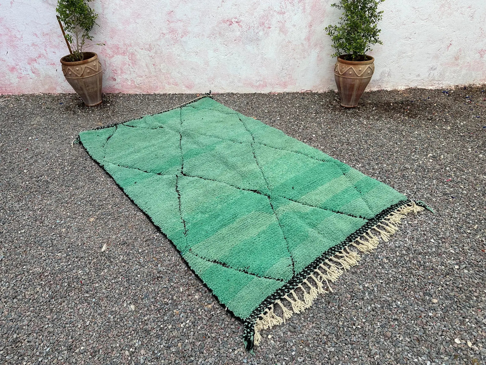 Alfombra Bereber "Oasis de Jade" – Lana Esmeralda con Enrejado de Diamantes Negros
