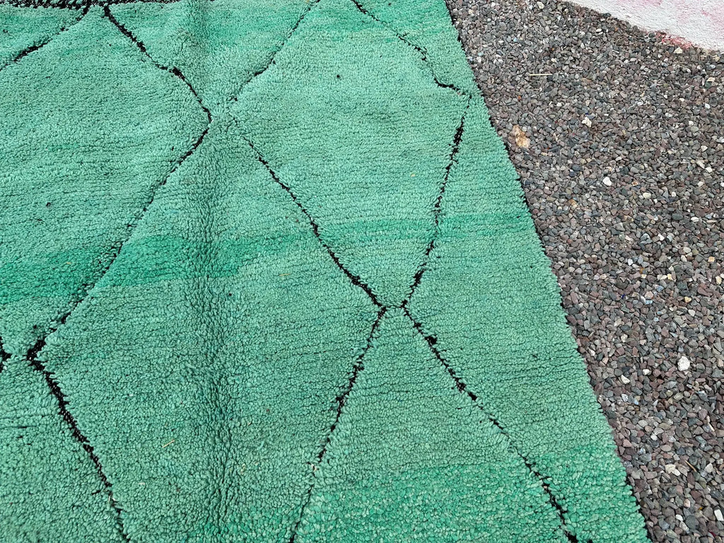 Alfombra Bereber "Oasis de Jade" – Lana Esmeralda con Enrejado de Diamantes Negros
