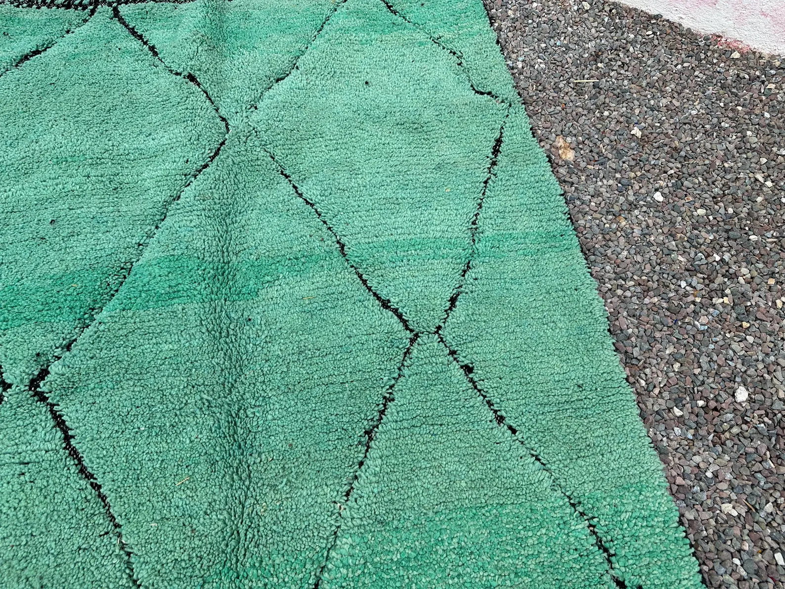 Alfombra Bereber "Oasis de Jade" – Lana Esmeralda con Enrejado de Diamantes Negros