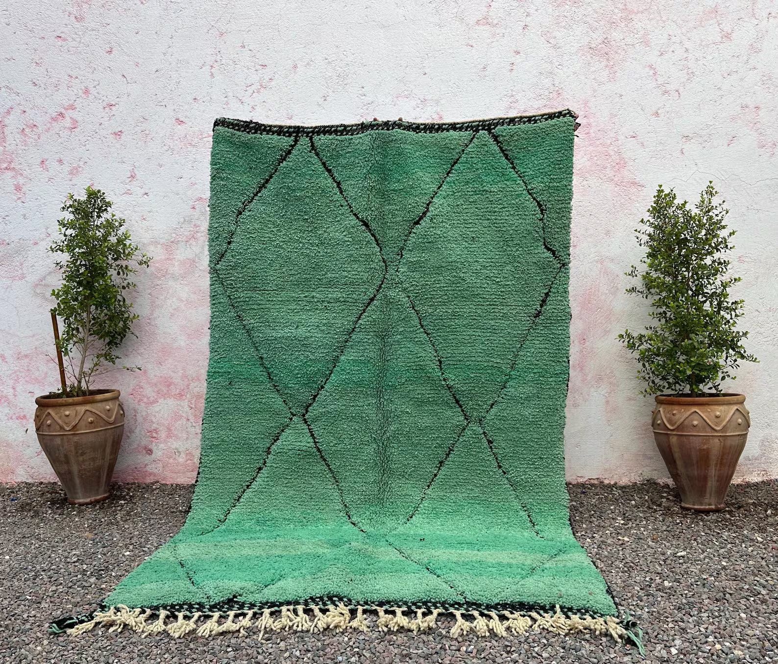 Alfombra Bereber "Oasis de Jade" – Lana Esmeralda con Enrejado de Diamantes Negros