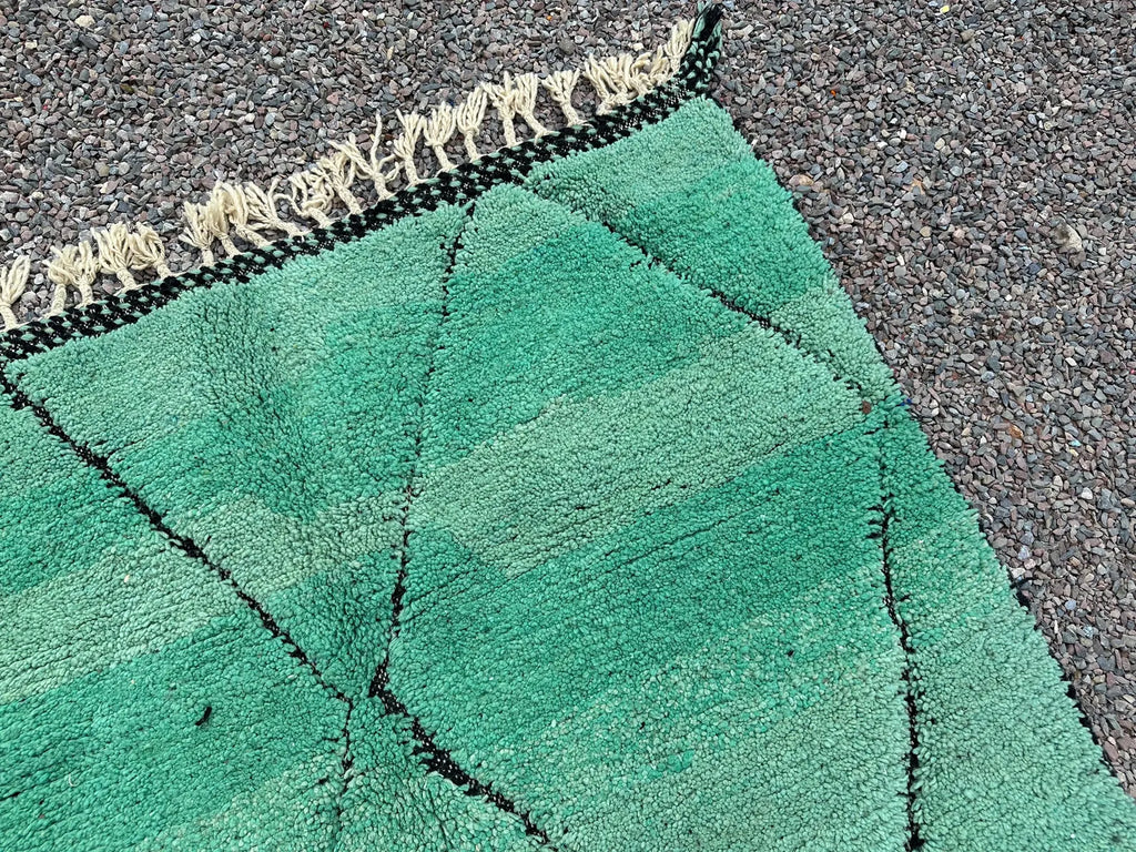 Alfombra Bereber "Oasis de Jade" – Lana Esmeralda con Enrejado de Diamantes Negros