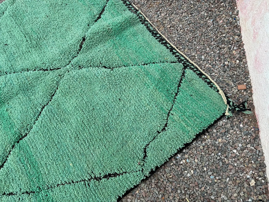 Alfombra Bereber "Oasis de Jade" – Lana Esmeralda con Enrejado de Diamantes Negros