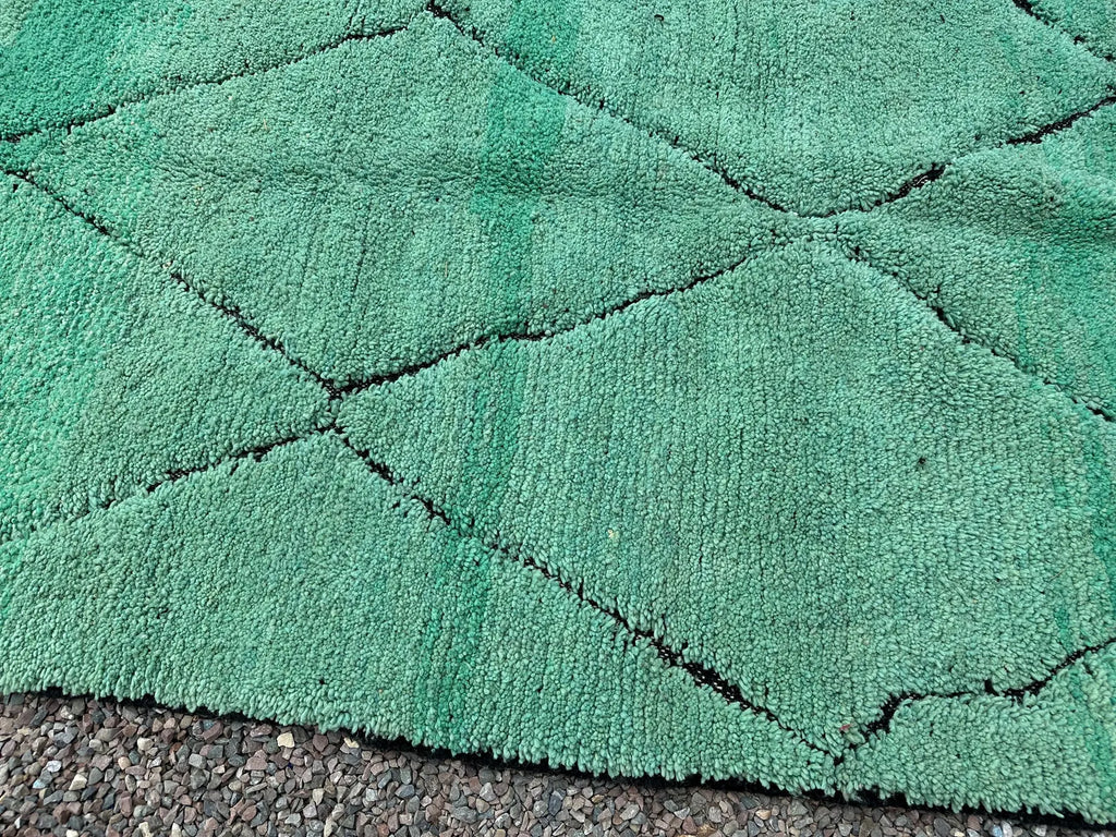 Alfombra Bereber "Oasis de Jade" – Lana Esmeralda con Enrejado de Diamantes Negros