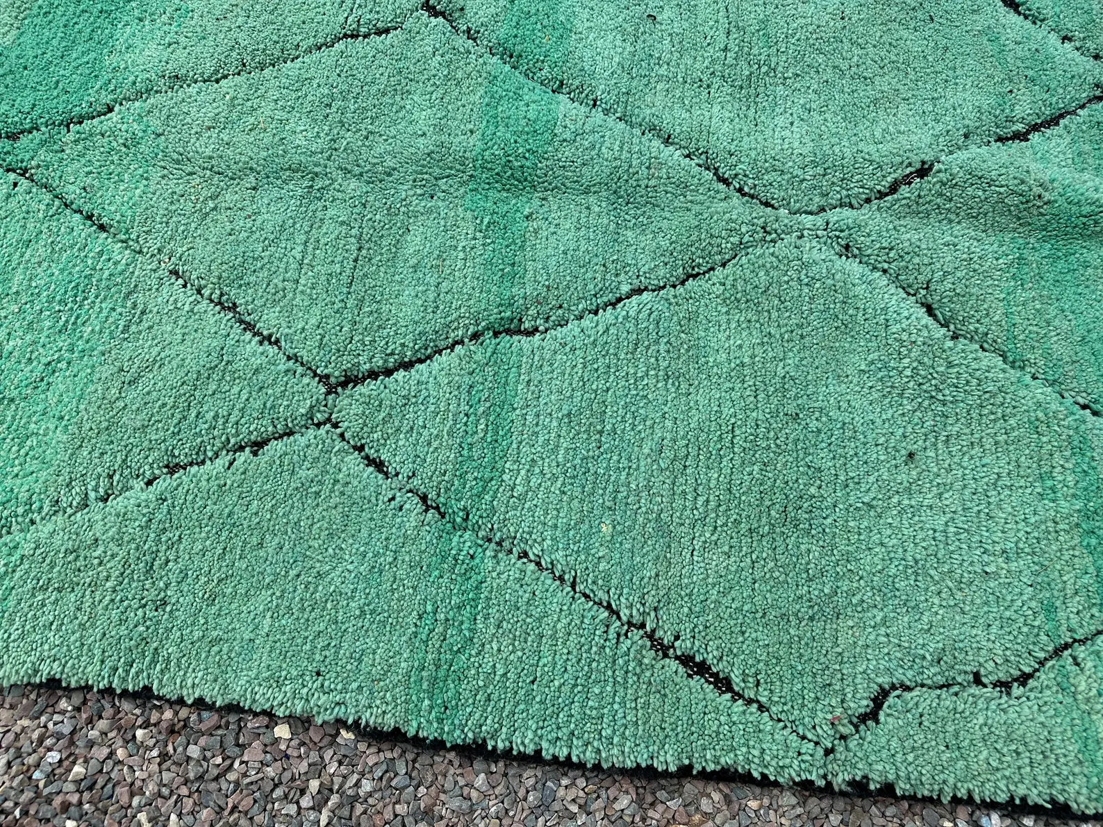 Alfombra Bereber "Oasis de Jade" – Lana Esmeralda con Enrejado de Diamantes Negros