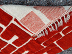 Alfombra Bereber "Bloques del Atlas" – Diseño Geométrico en Rojo Carmín y Lana Natural