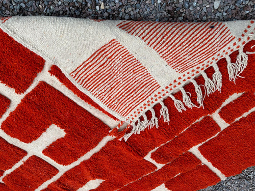 Alfombra Bereber "Bloques del Atlas" – Diseño Geométrico en Rojo Carmín y Lana Natural
