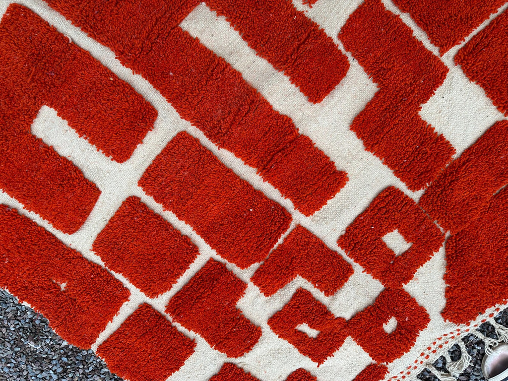 Alfombra Bereber "Bloques del Atlas" – Diseño Geométrico en Rojo Carmín y Lana Natural