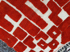 Alfombra Bereber "Bloques del Atlas" – Diseño Geométrico en Rojo Carmín y Lana Natural
