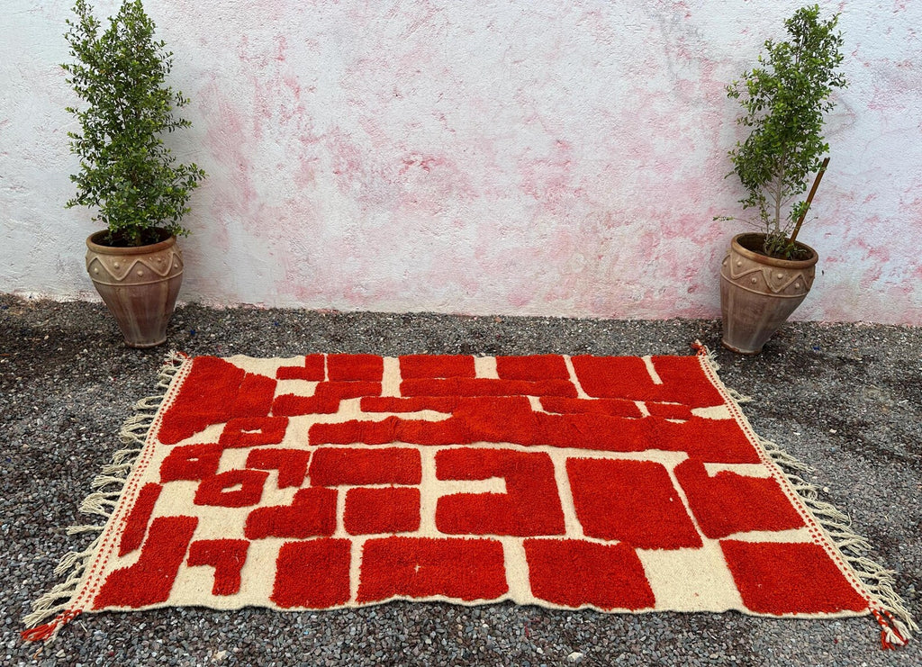 Alfombra Bereber "Bloques del Atlas" – Diseño Geométrico en Rojo Carmín y Lana Natural
