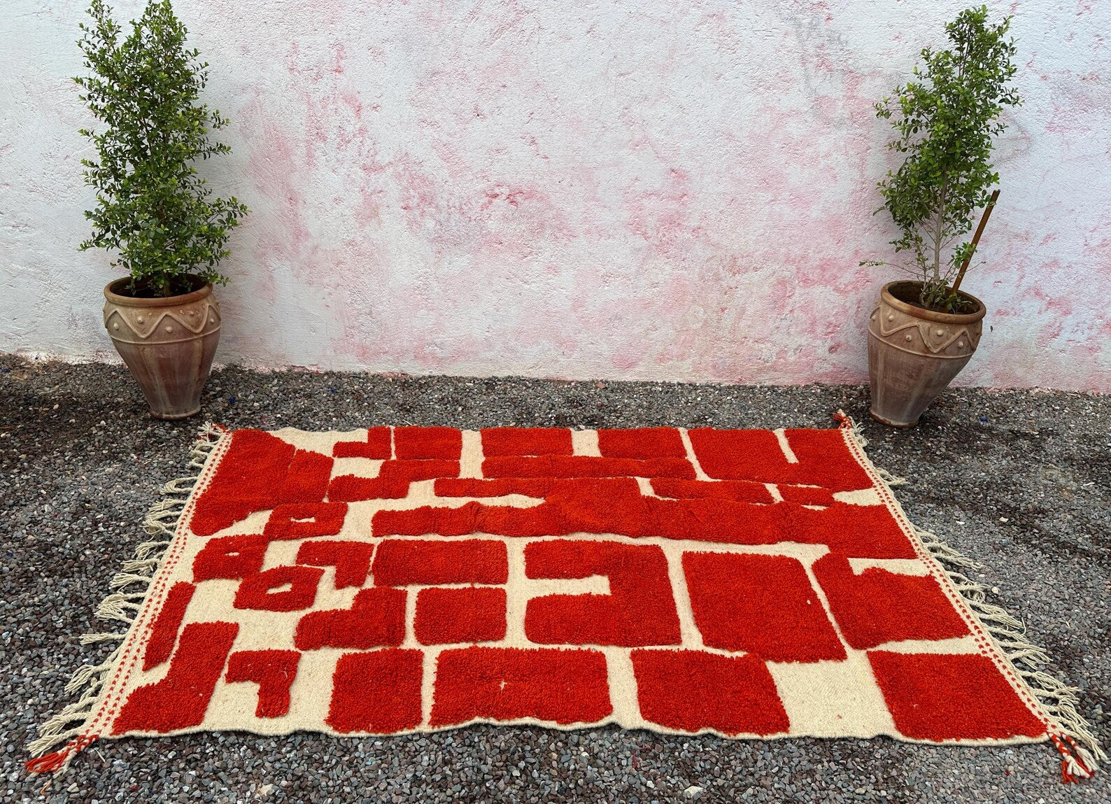 Alfombra Bereber "Bloques del Atlas" – Diseño Geométrico en Rojo Carmín y Lana Natural