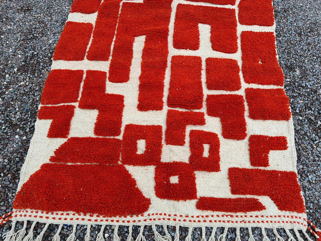 Alfombra Bereber "Bloques del Atlas" – Diseño Geométrico en Rojo Carmín y Lana Natural