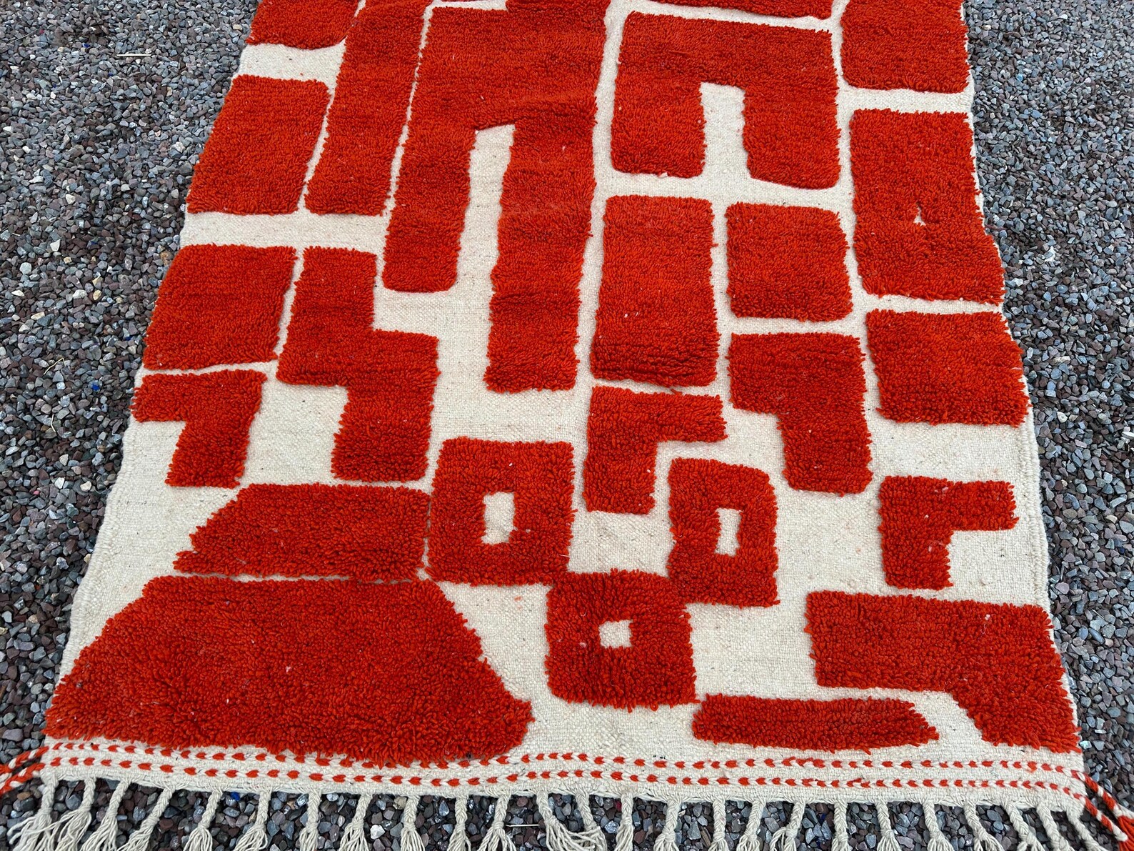 Alfombra Bereber "Bloques del Atlas" – Diseño Geométrico en Rojo Carmín y Lana Natural