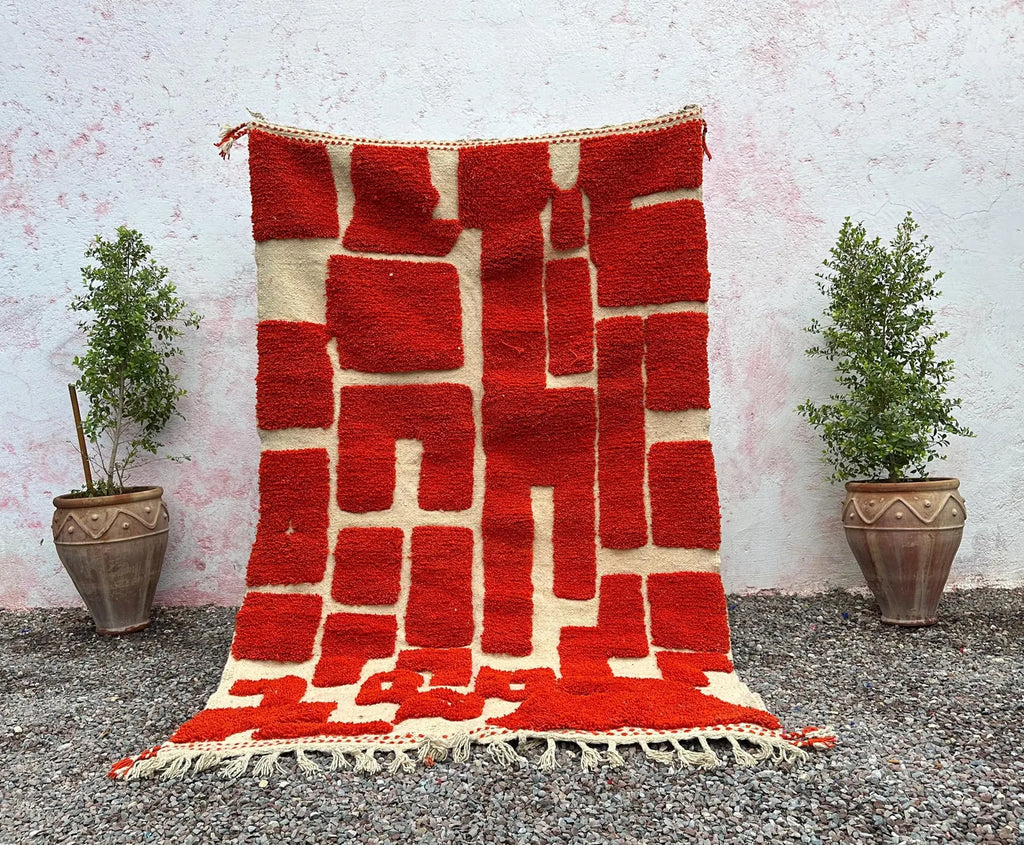 Alfombra Bereber "Bloques del Atlas" – Diseño Geométrico en Rojo Carmín y Lana Natural
