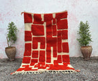 Alfombra Bereber "Bloques del Atlas" – Diseño Geométrico en Rojo Carmín y Lana Natural